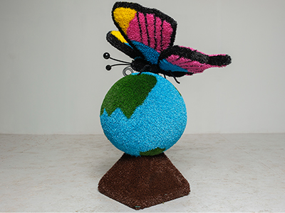 Топиари композиция бабочка Луиза на земном шаре - газон Eco