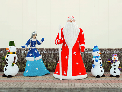 Топиари композиция Дед Мороз, Снегурочка, 3 снеговика - газон Eco