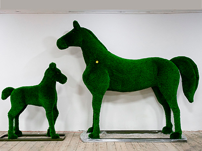 Топиари композиция кони Лорето и Форди - газон Deluxe