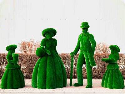 Топиари композиция Светская встреча № 2 (леди с корзинкой, джентльмен, девочки с букетом и подносом) - газон Deluxe