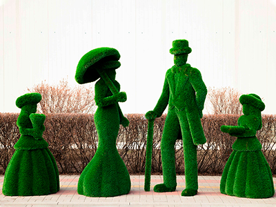 Топиари композиция Светская встреча №1 (леди с зонтиком, джентльмен, девочки с подносом и букетом) - газон Deluxe