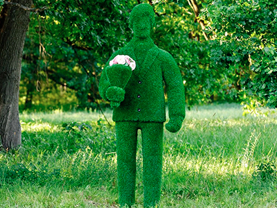 Топиари Мужчина с букетом - газон Eco