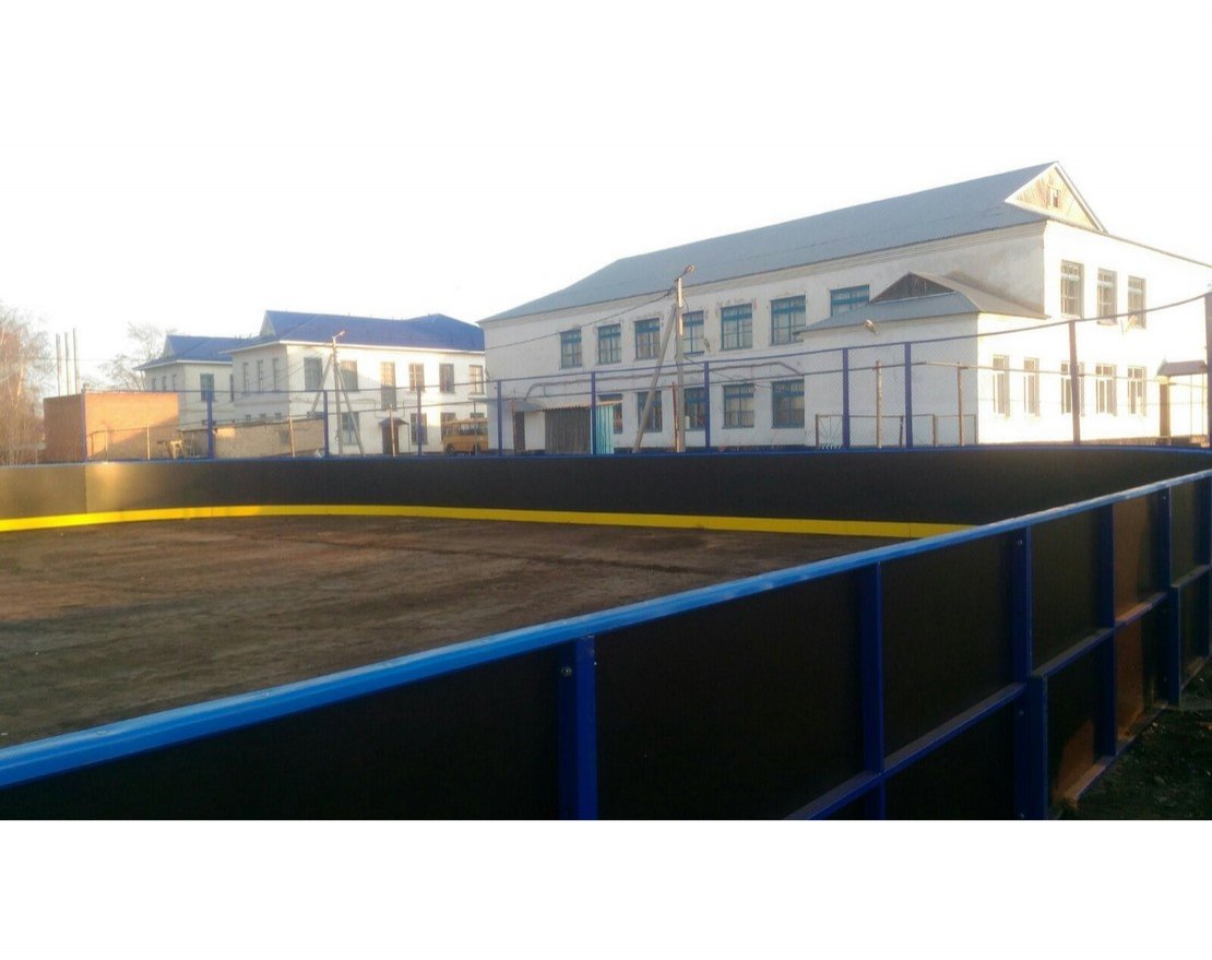 Хоккейная коробка из фанеры с высокими сетчатыми бортами, ограждение за воротами - вид 3