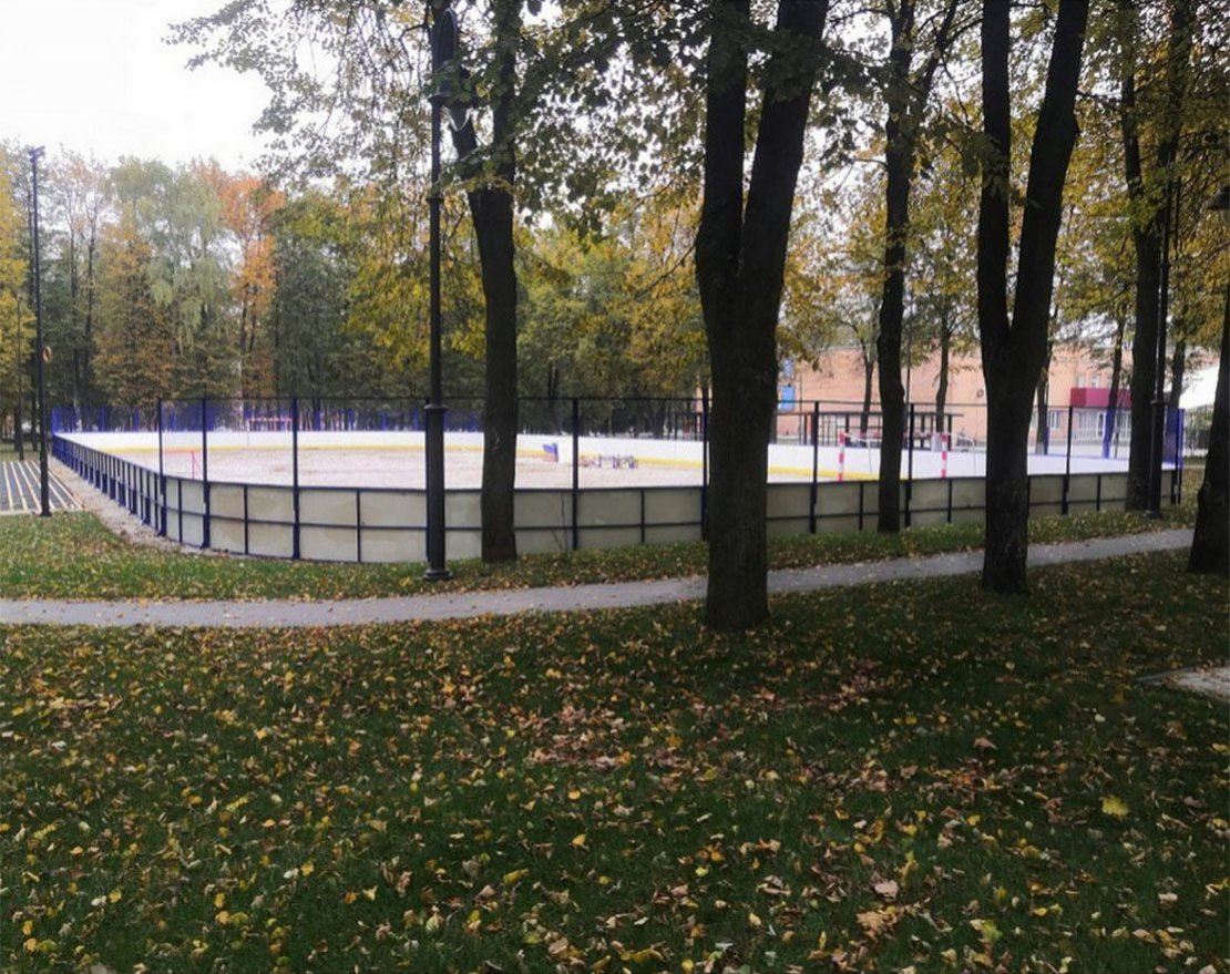 Хоккейная коробка из стеклопластика толщиной 7 мм, с высокими сетчатыми бортами, ограждение за воротами - вид 4